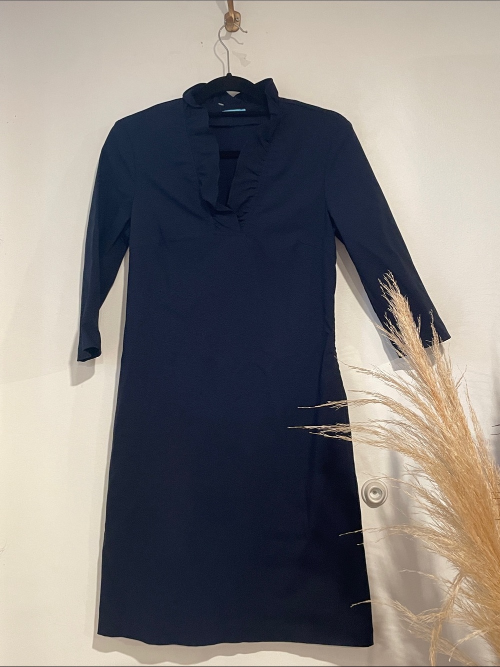 J. McLaughlin Terin Sheath Dress Featuring a Durham Ruffle Neckline Sz 4 B139